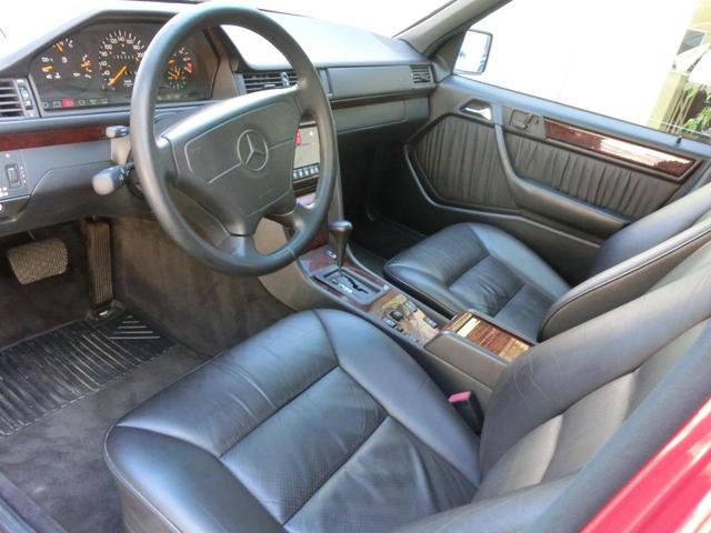 Eクラスステーションワゴン E320ステーションワゴン 新車並行 左ハンドル 5速A/T 本革シート サンルーフ(14枚目)