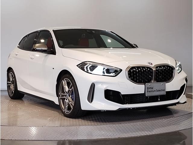 Ｍ１３５ｉ　ｘＤｒｉｖｅ　マグマレッドレザー　ＡＣＣ　ストレージパッケージ　シートヒーター　プライバシーガラス　地デジＴＶ　Ｍブレーキ　電動リアゲート　純正１８インチアルミ　コンフォートアクセス　パワーシート　パドルシフト(73枚目)