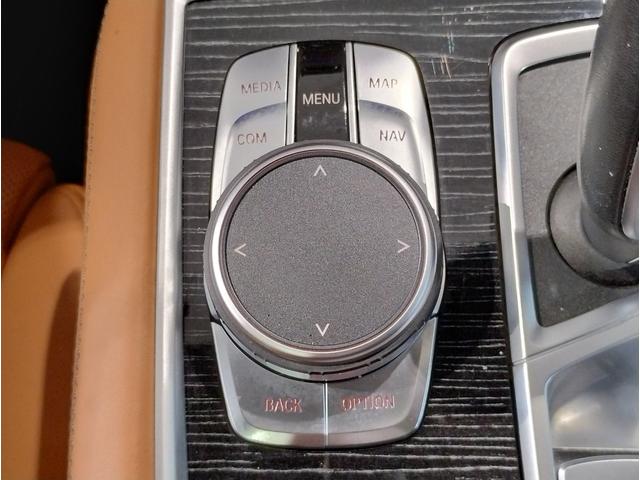 7シリーズ 740d xDrive Mスポーツ ワンオーナー 茶革 前席マッサージシート サンルーフ ソフトクローズドア シートヒーター ベンチレーション 純正ナビ 全周囲カメラ 地デジ harman/kardon ACC HUD 電動トランク(54枚目)