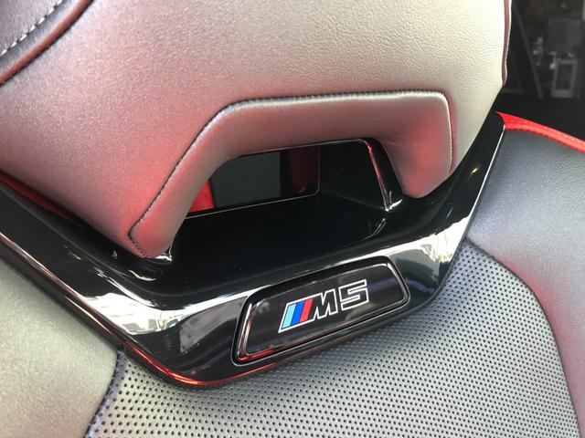 M5 M5 1オーナー MレーストラックPKG Mカーボンセラミックブレーキ Mドライバーズパッケージ B&Wサウンドシステム カーボンインテリアトリム ベンチレーションシート 20/21インチAW(74枚目)