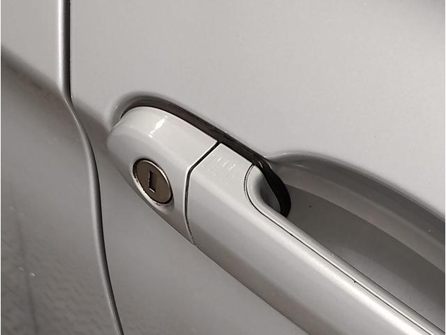 【コックピットシート】ＢＭＷ車の主役席。車体中央にくる様に配置し車両重心とが一致する事でドライバーと車との一体感あるドライビングを実現。人間工学に基づき形成した形状が長時間のドライブ疲労も軽減します！