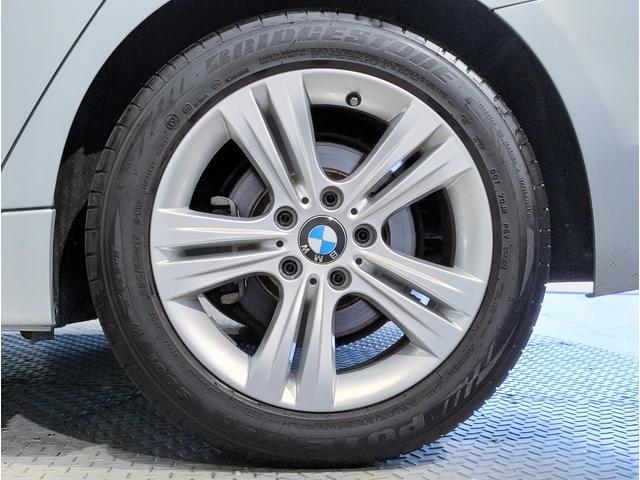 【ハンドル】ドライバーとＢＭＷ車の一体感がダイレクトに伝わるステアリングホイール。形状・太さへの拘りに加えて、操作性を高める為にスイッチ類も配置。クイックかつ安定のドライビングを体感下さい！