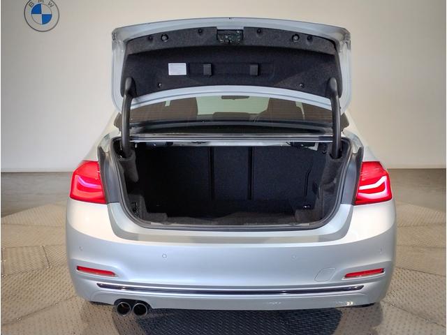 【ＡＴシフトレバー】ギアチェンジの為は勿論の事、Ｄレンジ時に右に倒して使用する”Ｓ”モード。シフト・スピードが速まりシフトポイントも高くなる事でよりスポーティかつダイナミックなシフト特性となります。