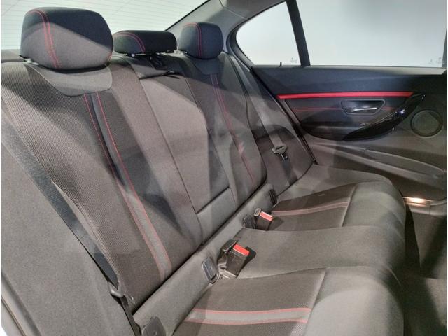 【バックモニター】”Ｒ”レンジにシフトチェンジして頂くとバックカメラとセンサーが起動し駐停車時の運転をサポートします。