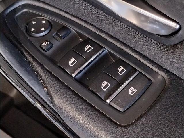 【ＢＭＷミラー】視認性の高いスタイリッシュなミラー。自動防眩機能も付いており夜間のドライビングをサポートします。