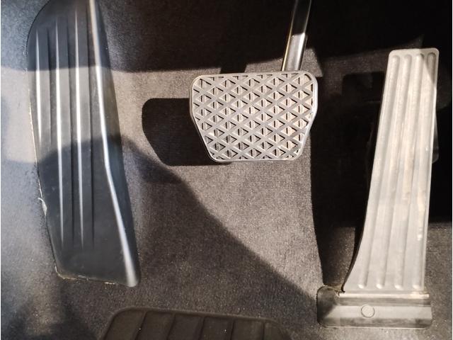 【ドライバーコックピット】人間工学に基づきドライバー中心にすべての操作パネルを設計。ドライバーが直感的に操作できる様にドライバー側にわずかに傾斜。常に運転に最適な姿勢／視線を保つ事が出来ます！