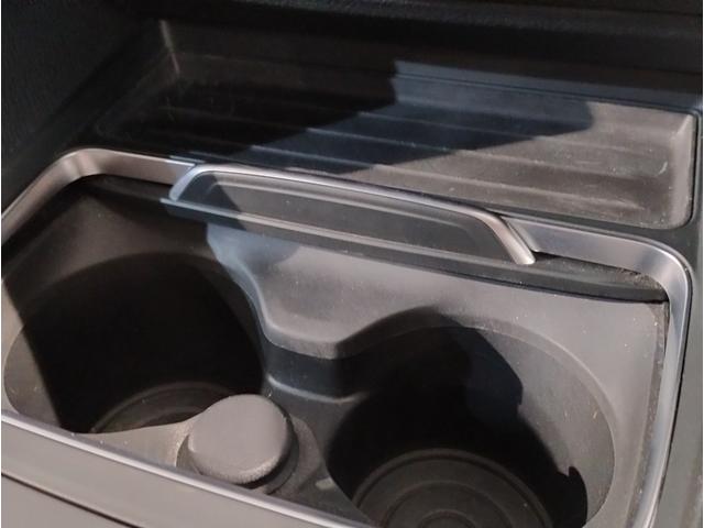 【前後重量配分５０：５０】重たいエンジンを出来るだけ車両中央に配置して搭載。重たいバッテリーをあえてトランク下部に配置する等の拘りの設計。「駆け抜ける歓び」をご体感下さい。