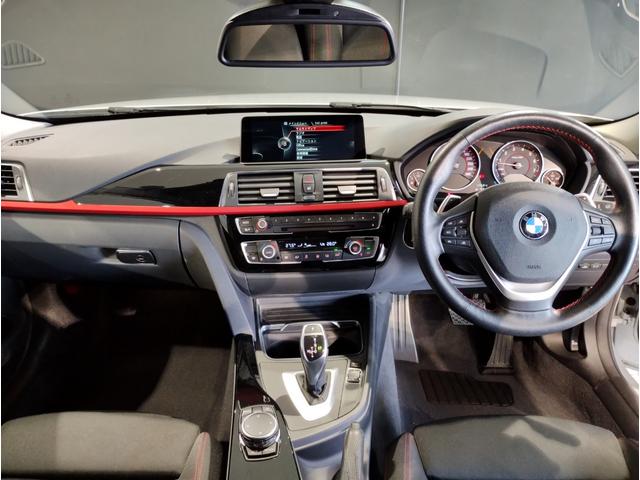 【ドライバーコックピット】人間工学に基づきドライバー中心にすべての操作パネルを設計。ドライバーが直感的に操作できる様にドライバー側にわずかに傾斜。常に運転に最適な姿勢／視線を保つ事が出来ます！