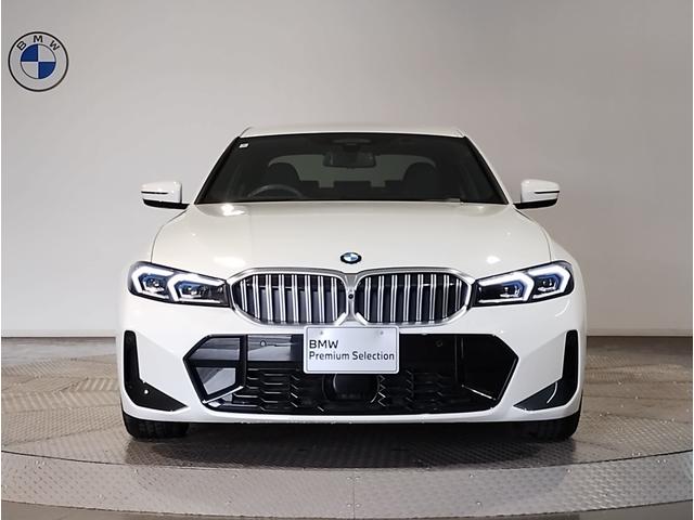 【キドニーグリル】ＢＭＷは約９０年もの間、ほぼ全ての車両にひと目でＢＭＷだと分かるこの特徴的なフロントグリルが備えられ、デザイン・アイコンとして親しまれてきました。