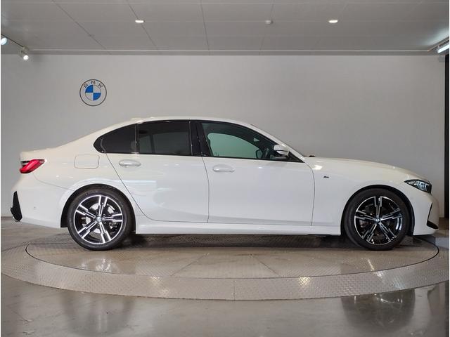 【前後重量配分５０：５０】重たいエンジンを出来るだけ車両中央に配置し搭載。重たいバッテリーをあえてトランク下部に配置し前後バランスを考えた設計。すべてＢＭＷの「駆け抜ける歓び」を体感頂く為の拘りです！