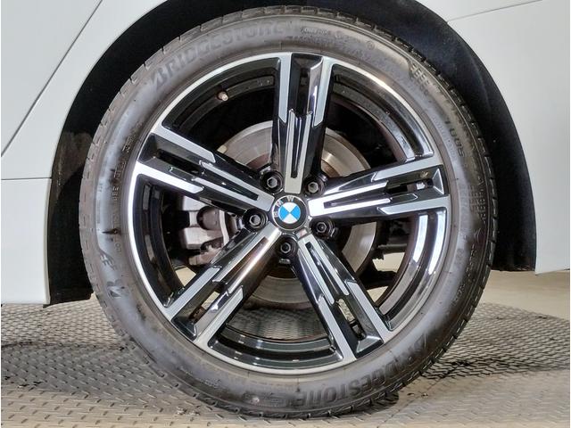 【前後重量配分５０：５０】重たいエンジンを出来るだけ車両中央に配置し搭載。重たいバッテリーをあえてトランク下部に配置し前後バランスを考えた設計。すべてＢＭＷの「駆け抜ける歓び」を体感頂く為の拘りです！