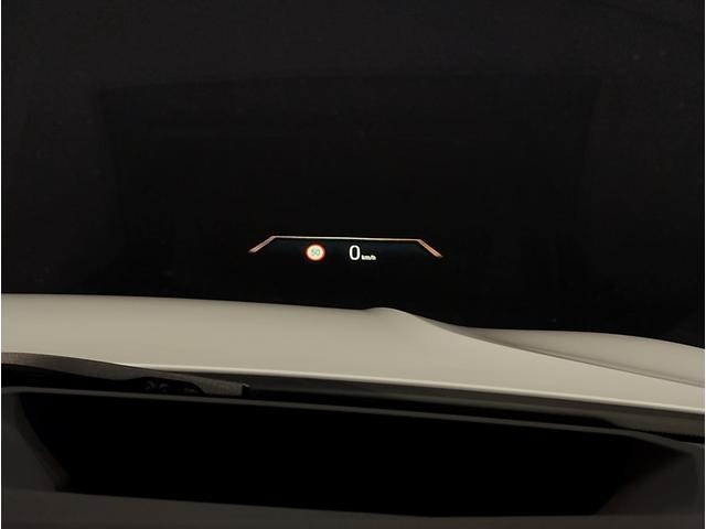 【前後重量配分５０：５０】重たいエンジンを出来るだけ車両中央に配置し搭載。重たいバッテリーをあえてトランク下部に配置し前後バランスを考えた設計。すべてＢＭＷの「駆け抜ける歓び」を体感頂く為の拘りです！