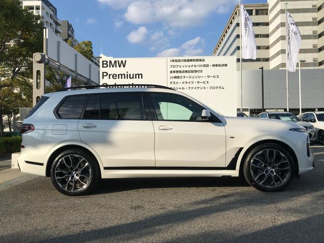 Ｘ７ ｘＤｒｉｖｅ　４０ｄ　Ｍスポーツ　弊社デモレンタアップ　Ｍスポーツパッケージプロ　スカイラウンジパノラマＳＲ　ベンチレーションＳ　冷温カップホルダー　ドライビングアシストプロ　アイコニックグロー　純正２２ＡＷ　クリスタルフィニッシュ（11枚目）
