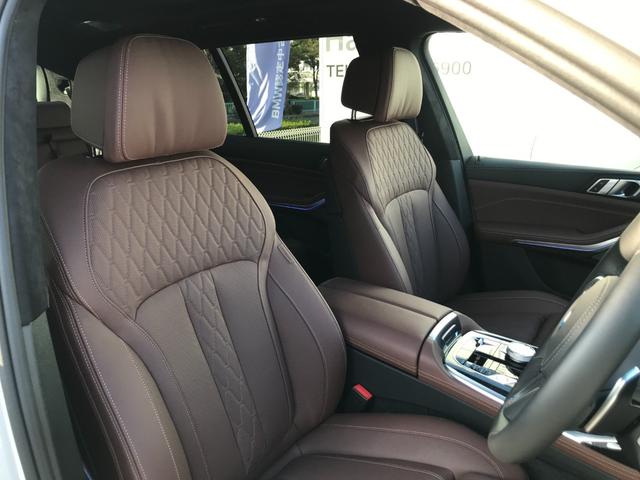Ｘ７ ｘＤｒｉｖｅ　４０ｄ　Ｍスポーツ　弊社デモレンタアップ　Ｍスポーツパッケージプロ　スカイラウンジパノラマＳＲ　ベンチレーションＳ　冷温カップホルダー　ドライビングアシストプロ　アイコニックグロー　純正２２ＡＷ　クリスタルフィニッシュ（14枚目）