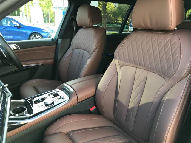 Ｘ７ ｘＤｒｉｖｅ　４０ｄ　Ｍスポーツ　弊社デモレンタアップ　Ｍスポーツパッケージプロ　スカイラウンジパノラマＳＲ　ベンチレーションＳ　冷温カップホルダー　ドライビングアシストプロ　アイコニックグロー　純正２２ＡＷ　クリスタルフィニッシュ（15枚目）