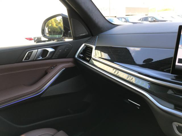 Ｘ７ ｘＤｒｉｖｅ　４０ｄ　Ｍスポーツ　弊社デモレンタアップ　Ｍスポーツパッケージプロ　スカイラウンジパノラマＳＲ　ベンチレーションＳ　冷温カップホルダー　ドライビングアシストプロ　アイコニックグロー　純正２２ＡＷ　クリスタルフィニッシュ（24枚目）