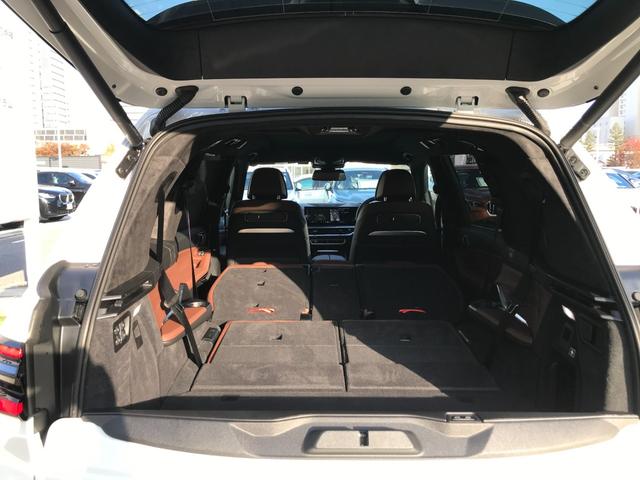 Ｘ７ ｘＤｒｉｖｅ　４０ｄ　Ｍスポーツ　弊社デモレンタアップ　Ｍスポーツパッケージプロ　スカイラウンジパノラマＳＲ　ベンチレーションＳ　冷温カップホルダー　ドライビングアシストプロ　アイコニックグロー　純正２２ＡＷ　クリスタルフィニッシュ（40枚目）