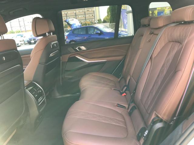 Ｘ７ ｘＤｒｉｖｅ　４０ｄ　Ｍスポーツ　弊社デモレンタアップ　Ｍスポーツパッケージプロ　スカイラウンジパノラマＳＲ　ベンチレーションＳ　冷温カップホルダー　ドライビングアシストプロ　アイコニックグロー　純正２２ＡＷ　クリスタルフィニッシュ（57枚目）