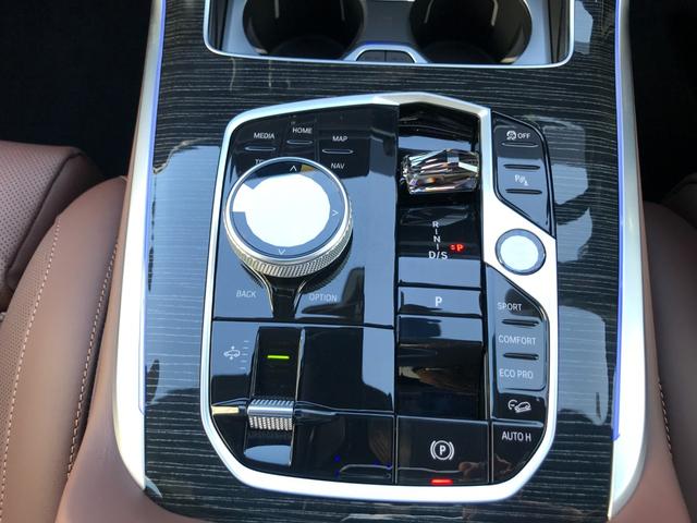 Ｘ７ ｘＤｒｉｖｅ　４０ｄ　Ｍスポーツ　弊社デモレンタアップ　Ｍスポーツパッケージプロ　スカイラウンジパノラマＳＲ　ベンチレーションＳ　冷温カップホルダー　ドライビングアシストプロ　アイコニックグロー　純正２２ＡＷ　クリスタルフィニッシュ（64枚目）