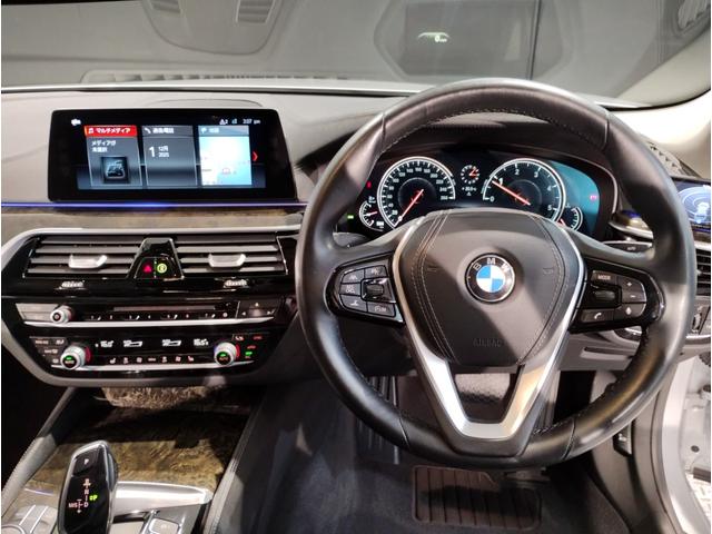 ５シリーズ ５２３ｄ　ラグジュアリー　デビューＰＫＧ　ブラックレザーシート　前後シートヒーター　アクティブクルーズコントロール　パーキングアシストプラス　ヘッドアップディスプレイ　アンビエントライト　電動シート　電動トランク　１８ＡＷ（22枚目）