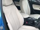 【コックピットシート】BMW車の主役席。車体中央にくる様に配置し車両重心とが一致する事でドライバーと車との一体感あるドライビングを実現。人間工学に基づき形成した形状が長時間のドライブ疲労も軽減します!