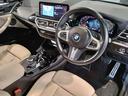 【ハンドル】ドライバーとBMW車の一体感がダイレクトに伝わるステアリングホイール。形状・太さへの拘りに加えて、操作性を高める為にスイッチ類も配置。クイックかつ安定のドライビングを体感下さい!
