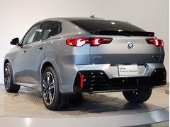 【前後重量配分５０：５０】重たいエンジンを出来るだけ車両中央に配置し搭載。重たいバッテリーをあえてトランク下部に配置し前後バランスを考えた設計。すべてＢＭＷの「駆け抜ける歓び」を体感頂く為の拘りです！ 7