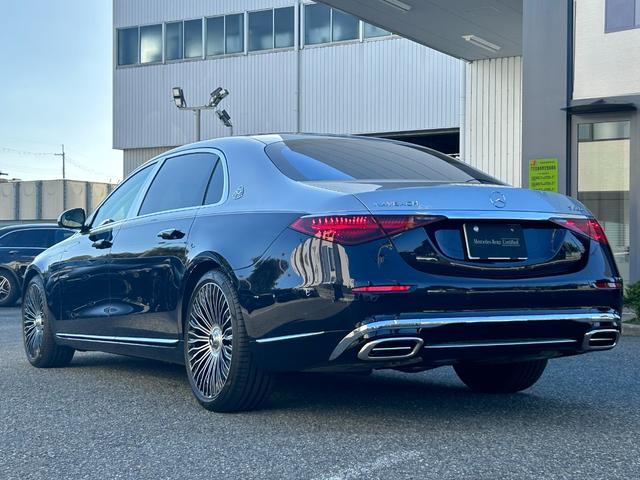 Sクラス S580 4マチック MANUFAKUTURレザーエクスクルーシブパッケージ 21インチマイバッハアルミホイール(鍛造) パノラミックスライディングルーフ リヤエンターテイメント(6枚目)