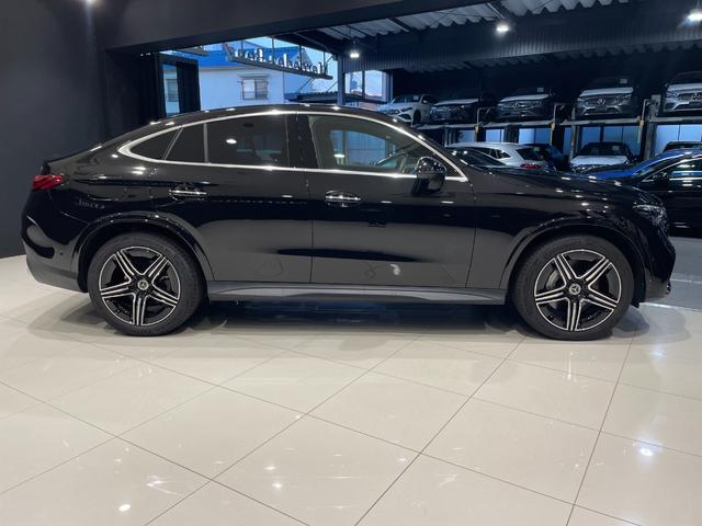 ＧＬＣ ＧＬＣ２２０ｄ　４ＭクペドライバズＰ＋ＡＭＧラインＰ　ＡＭＧレザーエクスクルーシブパッケージ　ドライバーズパッケージ（リヤアクスルステアリング）　パノラミックスライディングルーフ　ＭＢＵＸタッチパネルＡＲナビ（4枚目）