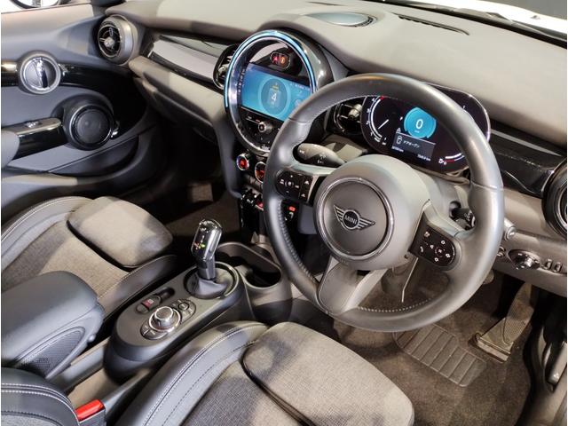 クーパーＤ　クラシック・トリム　ワンオーナー　クラシックトリム　コンビネーションシート　アクティブクルーズコントロール　ＡｐｐｌｅＣａｒＰｌａｙ　バックカメラ　障害物センサー　衝突軽減ブレーキ　ＥＴＣ　禁煙車　１６インチＡＷ(13枚目)