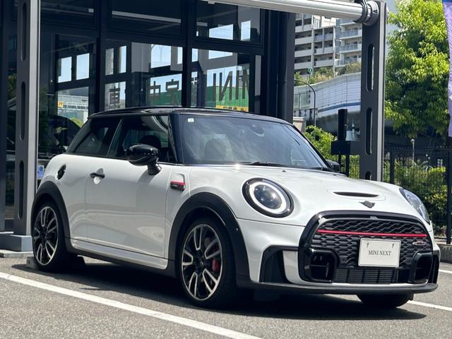 ＭＩＮＩ ＪＣＷ　プレミアムプラスパッケージ　ＪＣＷトリム　ミニユアーズシート　アクティブクルーズコントロール　シートヒーター　ヘッドアップディスプレイ　アップルカープレイ　バックカメラ　前後障害物センサー　衝突被害軽減ブレーキ　ＬＥＤヘッドライト（6枚目）