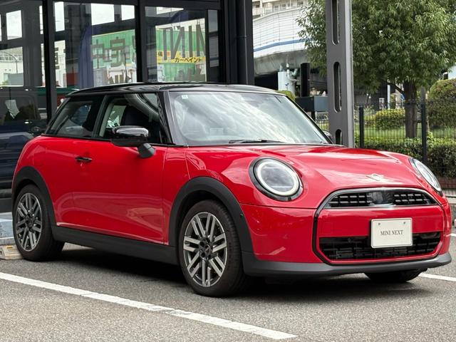 ＭＩＮＩ クーパーＣ　クラシック・トリム　弊社デモカー・クラシックＴ・ハンドルヒーター・ハンズオフＡＣＣ・ヘッドアップディスプレイ・ＡｐｐｌｅＣａｒＰｌａｙ・シートヒーター・オートホールド・純正ＨＤＤナビ・衝突軽減・前後ＰＤＣ・ＥＴＣ・禁煙車（6枚目）
