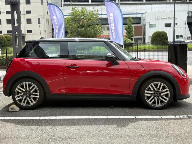 ＭＩＮＩ クーパーＣ　クラシック・トリム　弊社デモカー・クラシックＴ・ハンドルヒーター・ハンズオフＡＣＣ・ヘッドアップディスプレイ・ＡｐｐｌｅＣａｒＰｌａｙ・シートヒーター・オートホールド・純正ＨＤＤナビ・衝突軽減・前後ＰＤＣ・ＥＴＣ・禁煙車（7枚目）