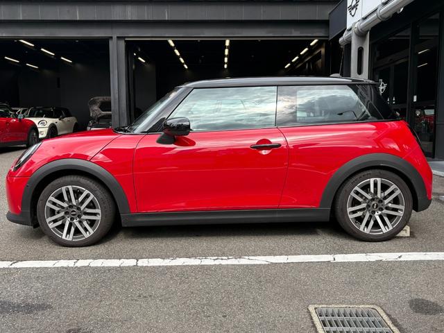 ＭＩＮＩ クーパーＣ　クラシック・トリム　弊社デモカー・クラシックＴ・ハンドルヒーター・ハンズオフＡＣＣ・ヘッドアップディスプレイ・ＡｐｐｌｅＣａｒＰｌａｙ・シートヒーター・オートホールド・純正ＨＤＤナビ・衝突軽減・前後ＰＤＣ・ＥＴＣ・禁煙車（8枚目）
