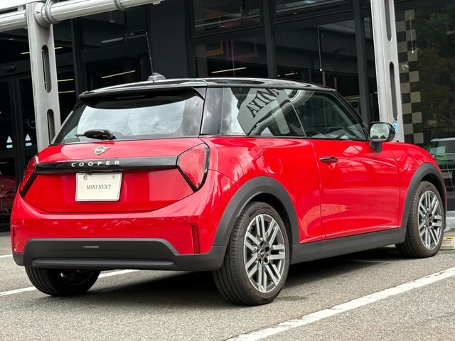 ＭＩＮＩ クーパーＣ　クラシック・トリム　弊社デモカー・クラシックＴ・ハンドルヒーター・ハンズオフＡＣＣ・ヘッドアップディスプレイ・ＡｐｐｌｅＣａｒＰｌａｙ・シートヒーター・オートホールド・純正ＨＤＤナビ・衝突軽減・前後ＰＤＣ・ＥＴＣ・禁煙車（9枚目）