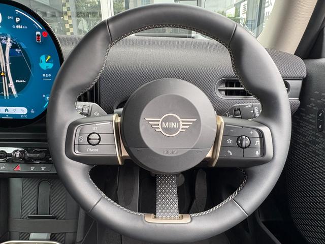 ＭＩＮＩ クーパーＣ　クラシック・トリム　弊社デモカー・クラシックＴ・ハンドルヒーター・ハンズオフＡＣＣ・ヘッドアップディスプレイ・ＡｐｐｌｅＣａｒＰｌａｙ・シートヒーター・オートホールド・純正ＨＤＤナビ・衝突軽減・前後ＰＤＣ・ＥＴＣ・禁煙車（22枚目）