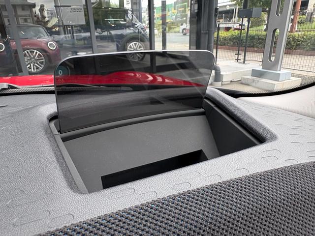 ＭＩＮＩ クーパーＣ　クラシック・トリム　弊社デモカー・クラシックＴ・ハンドルヒーター・ハンズオフＡＣＣ・ヘッドアップディスプレイ・ＡｐｐｌｅＣａｒＰｌａｙ・シートヒーター・オートホールド・純正ＨＤＤナビ・衝突軽減・前後ＰＤＣ・ＥＴＣ・禁煙車（27枚目）