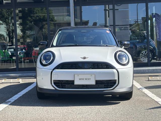 ＭＩＮＩ クーパーＣ　クラシック・トリム　クラシックトリム　ＡＣＣ　純正ＨＤＤナビ　シートヒーター　バックカメラ　ワイヤレス充電　ステアリングヒーター　アップルカープレイ（5枚目）