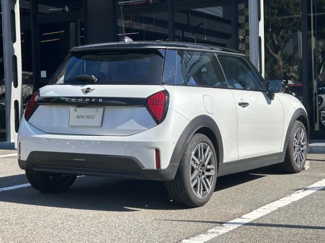 ＭＩＮＩ クーパーＣ　クラシック・トリム　クラシックトリム　ＡＣＣ　純正ＨＤＤナビ　シートヒーター　バックカメラ　ワイヤレス充電　ステアリングヒーター　アップルカープレイ（8枚目）
