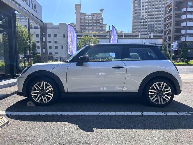 ＭＩＮＩ クーパーＣ　クラシック・トリム　クラシックトリム　ＡＣＣ　純正ＨＤＤナビ　シートヒーター　バックカメラ　ワイヤレス充電　ステアリングヒーター　アップルカープレイ（11枚目）