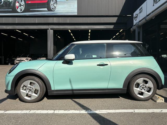 MINI クーパーC クラシック・トリム 弊社デモカー・ハンドルヒーター・シートヒーター・バックカメラ・前後障害物センサー・ハンズオフACC・衝突軽減ブレーキ・AppleCarPlay・ヘッドアップディスプレイ・16インチAW・ETC・禁煙車(7枚目)