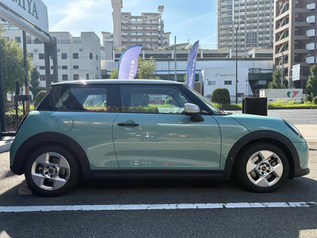 MINI クーパーC クラシック・トリム 弊社デモカー・ハンドルヒーター・シートヒーター・バックカメラ・前後障害物センサー・ハンズオフACC・衝突軽減ブレーキ・AppleCarPlay・ヘッドアップディスプレイ・16インチAW・ETC・禁煙車(8枚目)