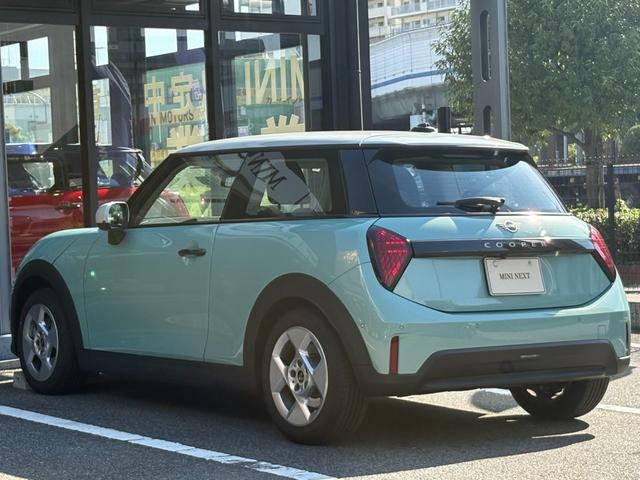 MINI クーパーC クラシック・トリム 弊社デモカー・ハンドルヒーター・シートヒーター・バックカメラ・前後障害物センサー・ハンズオフACC・衝突軽減ブレーキ・AppleCarPlay・ヘッドアップディスプレイ・16インチAW・ETC・禁煙車(11枚目)