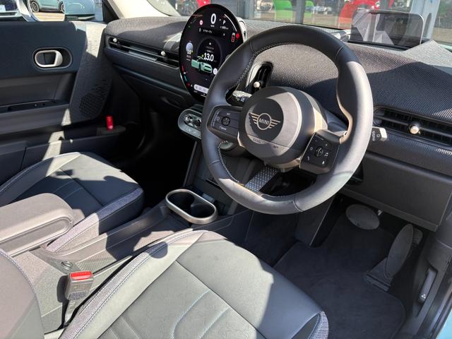 MINI クーパーC クラシック・トリム 弊社デモカー・ハンドルヒーター・シートヒーター・バックカメラ・前後障害物センサー・ハンズオフACC・衝突軽減ブレーキ・AppleCarPlay・ヘッドアップディスプレイ・16インチAW・ETC・禁煙車(13枚目)