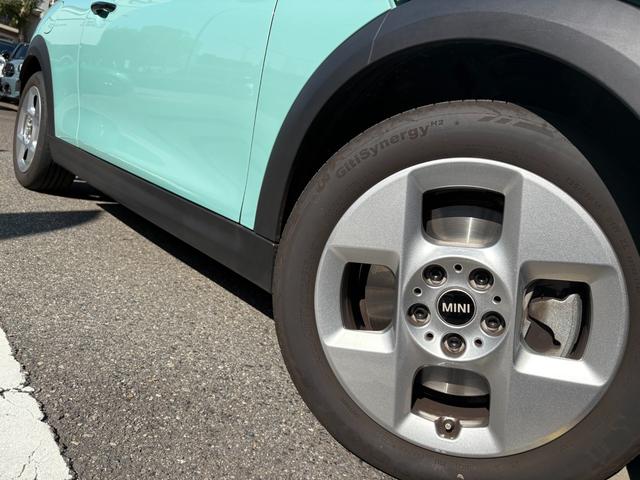 MINI クーパーC クラシック・トリム 弊社デモカー・ハンドルヒーター・シートヒーター・バックカメラ・前後障害物センサー・ハンズオフACC・衝突軽減ブレーキ・AppleCarPlay・ヘッドアップディスプレイ・16インチAW・ETC・禁煙車(22枚目)