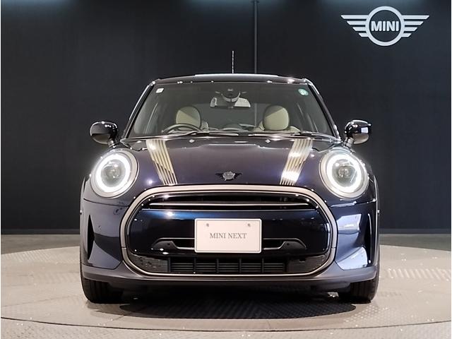 MINI クーパー レゾリュート・エディション 弊社元デモカー 特別仕様車 アップルカープレイ クルーズコントロール 専用ブロンズパーツ 純正18インチアロイホイール LEDヘッドライト インテリジェントセーフティ バックカメラ ミラーETC(5枚目)