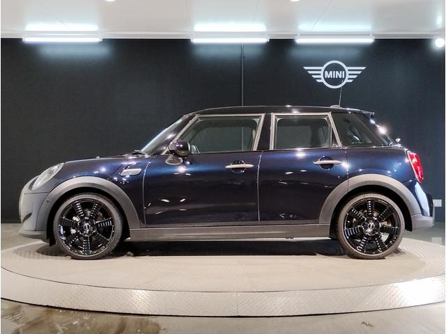 MINI クーパー レゾリュート・エディション 弊社元デモカー 特別仕様車 アップルカープレイ クルーズコントロール 専用ブロンズパーツ 純正18インチアロイホイール LEDヘッドライト インテリジェントセーフティ バックカメラ ミラーETC(7枚目)