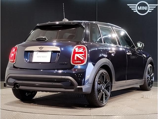 MINI クーパー レゾリュート・エディション 弊社元デモカー 特別仕様車 アップルカープレイ クルーズコントロール 専用ブロンズパーツ 純正18インチアロイホイール LEDヘッドライト インテリジェントセーフティ バックカメラ ミラーETC(10枚目)