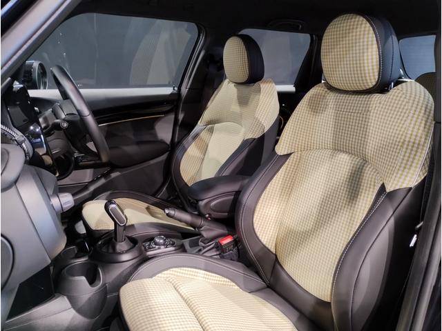 MINI クーパー レゾリュート・エディション 弊社元デモカー 特別仕様車 アップルカープレイ クルーズコントロール 専用ブロンズパーツ 純正18インチアロイホイール LEDヘッドライト インテリジェントセーフティ バックカメラ ミラーETC(28枚目)