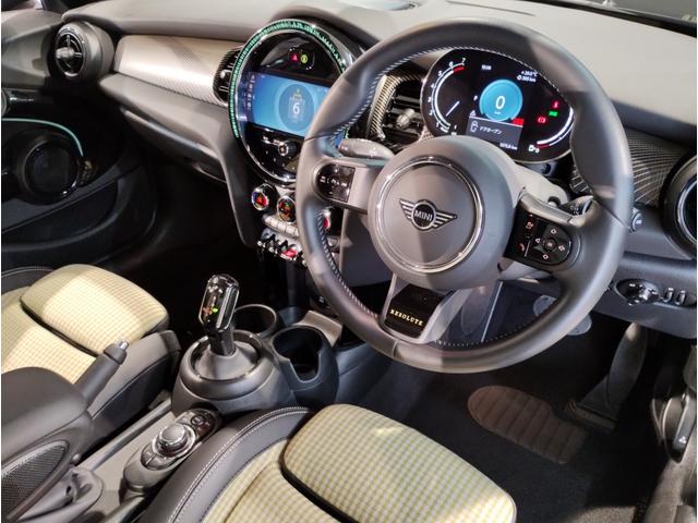 MINI クーパー レゾリュート・エディション 弊社元デモカー 特別仕様車 アップルカープレイ クルーズコントロール 専用ブロンズパーツ 純正18インチアロイホイール LEDヘッドライト インテリジェントセーフティ バックカメラ ミラーETC(29枚目)